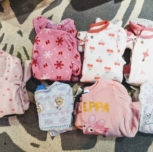 Lot of 7 pairs of girls pajamas